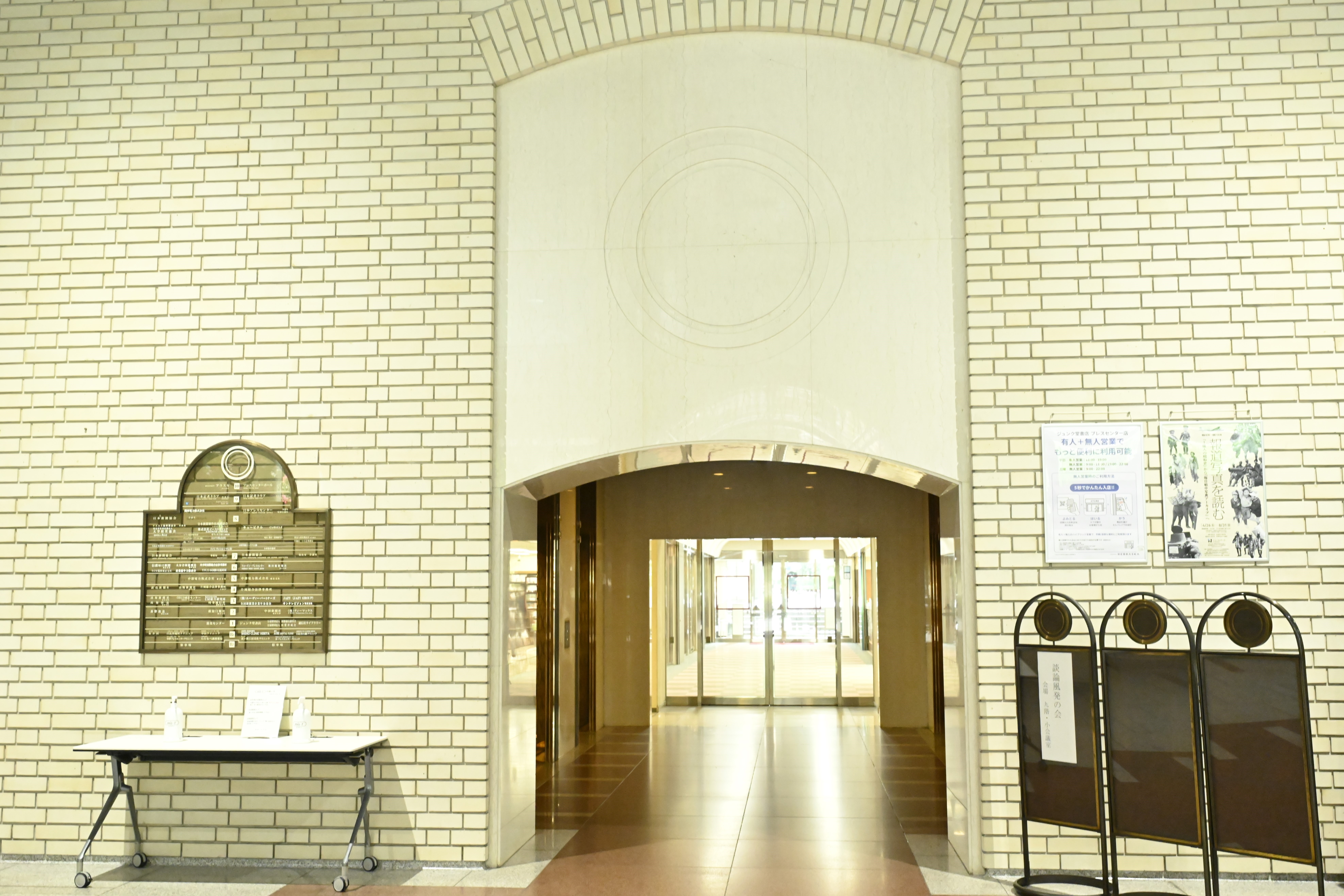 ビルのエントランス写真